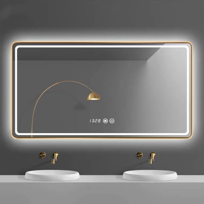 La salle de bains fixée au mur de LED reflète l'écran de désembuage pour des achats de TV