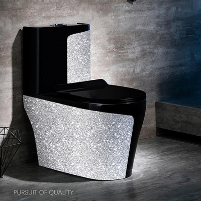 Le lavage à grande eau en céramique de luxe autour du ruban d'une seule pièce de noir de toilette a coloré