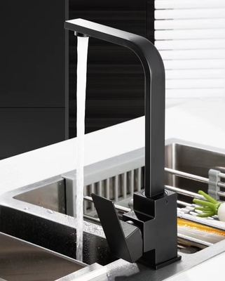 Le bureau a monté le robinet sanitaire d'articles