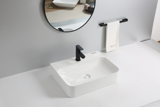 La partie supérieure du comptoir a monté le bassin sanitaire d'articles pour la salle de bains à la maison d'hôtel