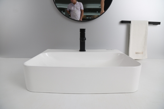La partie supérieure du comptoir a monté le bassin sanitaire d'articles pour la salle de bains à la maison d'hôtel