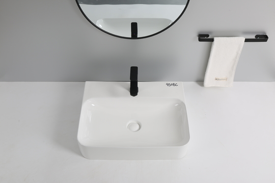 La partie supérieure du comptoir a monté le bassin sanitaire d'articles pour la salle de bains à la maison d'hôtel