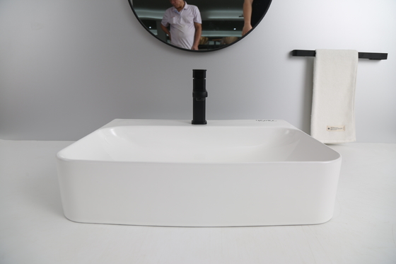 La partie supérieure du comptoir a monté le bassin sanitaire d'articles pour la salle de bains à la maison d'hôtel