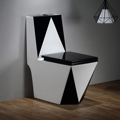 Toilette d'une seule pièce rouge de Siphonic d'or